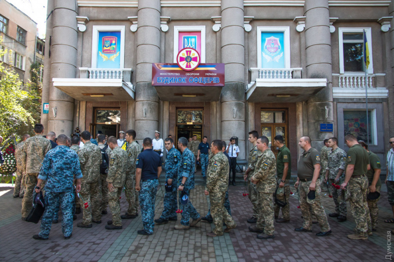 Остались трое детей: в Одессе попрощались с погибшим на Донбассе морпехом "Гансом" (фото, видео)