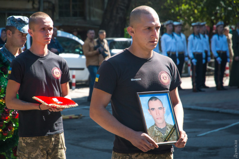 Остались трое детей: в Одессе попрощались с погибшим на Донбассе морпехом "Гансом" (фото, видео)