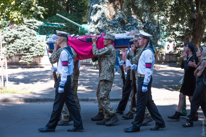Остались трое детей: в Одессе попрощались с погибшим на Донбассе морпехом "Гансом" (фото, видео)