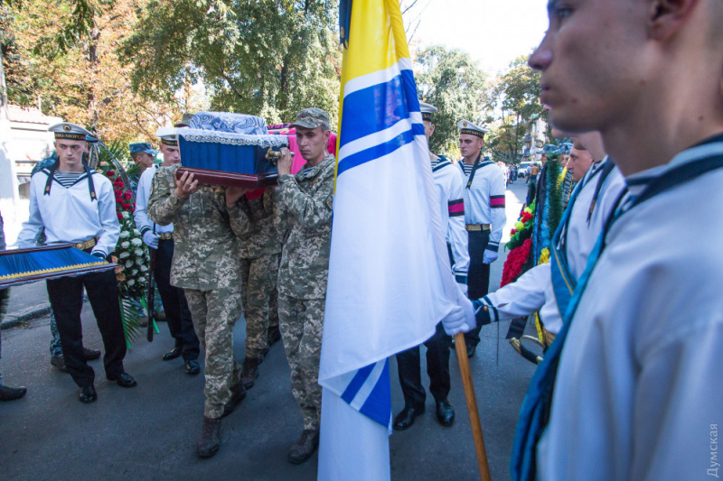 Остались трое детей: в Одессе попрощались с погибшим на Донбассе морпехом "Гансом" (фото, видео)