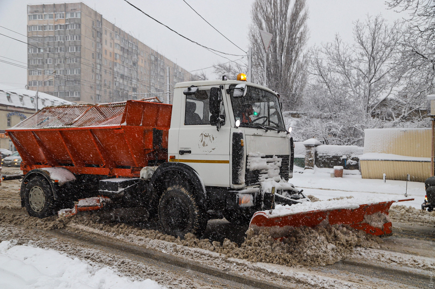 Одессу снова засыпало снегом: город парализован