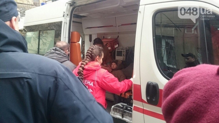 Залишила голого посеред вулиці: в Одесі п'яна мати не встежила за однорічною дитиною