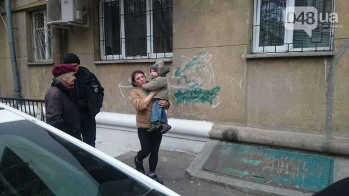 Залишила голого посеред вулиці: в Одесі п'яна мати не встежила за однорічною дитиною
