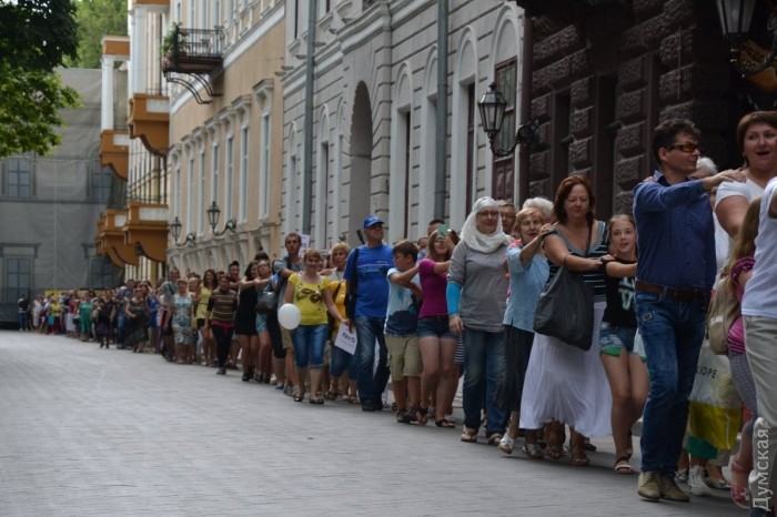 В Одессе создали рекордный "паровоз" из людей