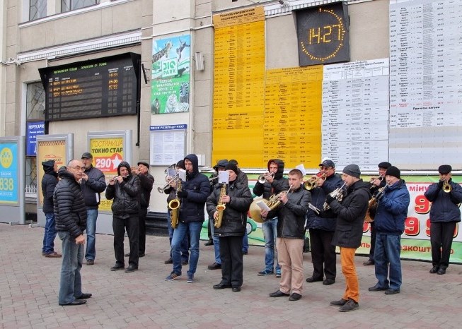 Двухмиллионный турист: в Одессе бойца из Тернополя встречали с оркестром и подарками