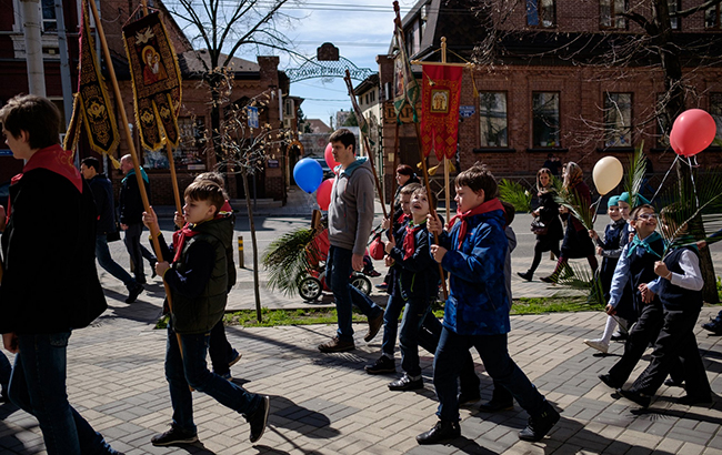 &quot;Православные пионеры&quot;: в России дети в красных галстуках провели &quot;крестный ход&quot;
