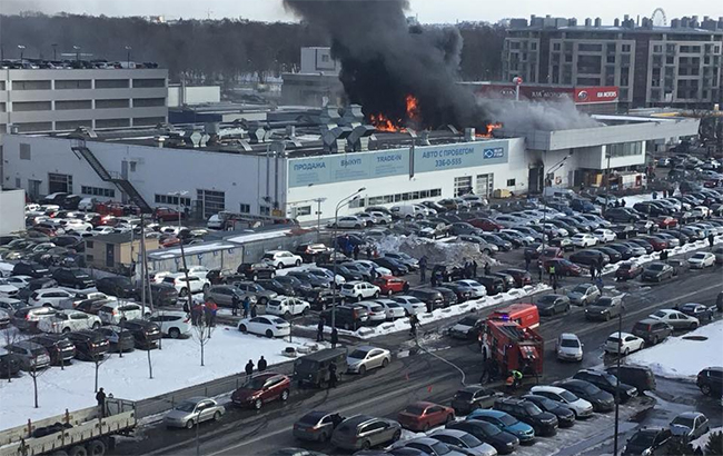 В Петербурге загорелся автосалон Hyundai (видео)