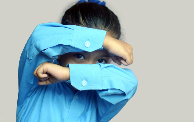 Хотел успокоить: отец сбросил шестилетнюю дочь со ступенек (видео)