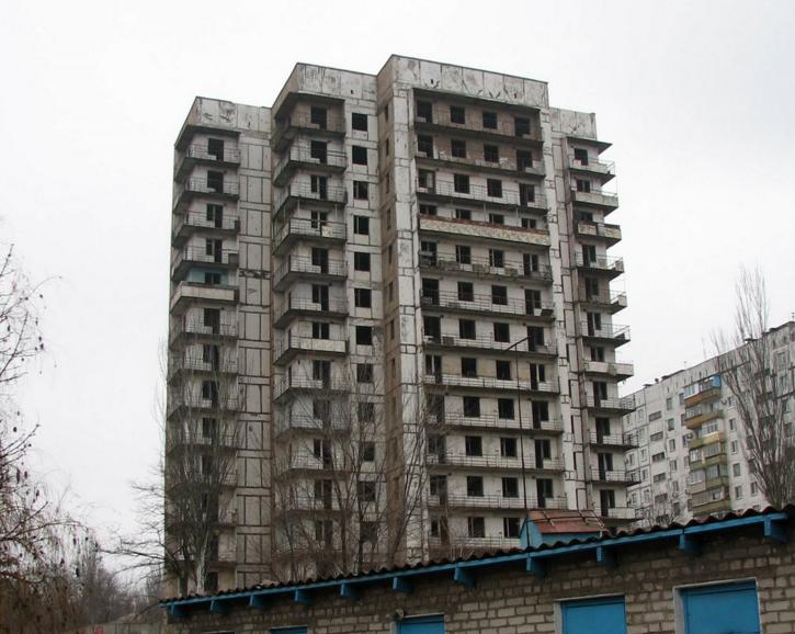 Нерозділене кохання: у Маріуполі 16-річна дівчинка загинула, вистрибнувши з вікна покинутого будинку