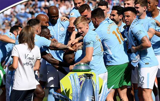 Український футболіст на святковій церемонії впустив кубок чемпіонату Англії (відео)