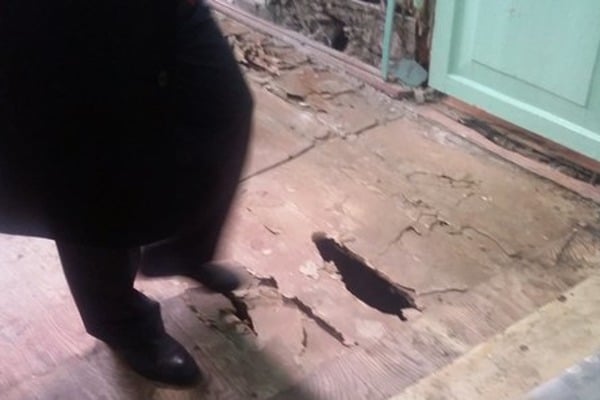 Пішов на дно: російський депутат провалився під зогнилий підлогу лікарні