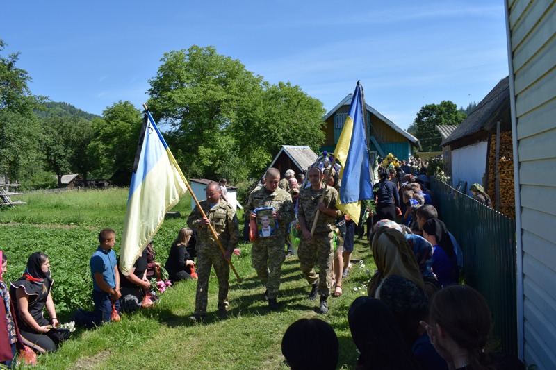 Ему было 23 года: на Буковине попрощались с погибшим на Донбассе бойцом (фото)