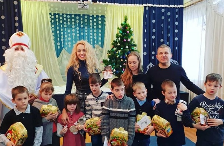 "Все были счастливы": Полякова с Горбуновым поздравили детей из интерната с новогодними праздниками (фото)