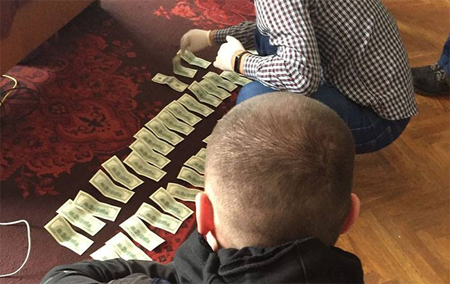 5 тисяч доларів за документи: колишній учасник АТО був заарештований за корупцію