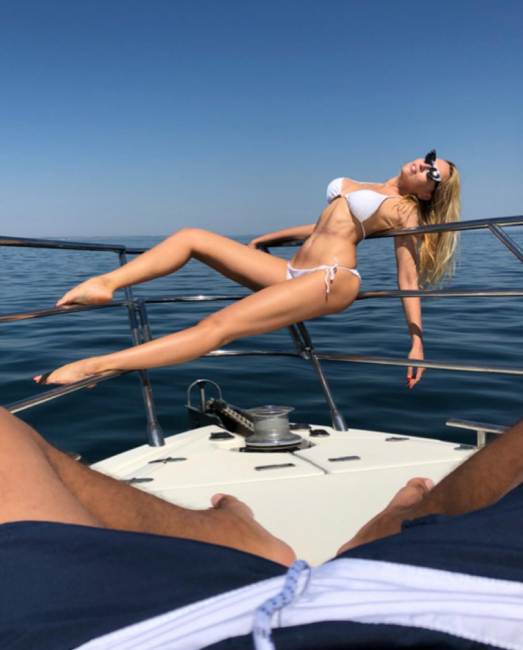 &quot;Ноги тоже подружкины?&quot; Оля Полякова заинтриговала поклонников фото с отдыха