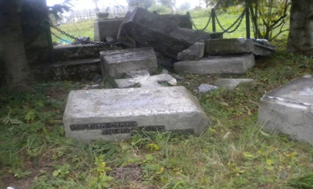 В Польше снова осквернили памятник на могиле воинов УПА