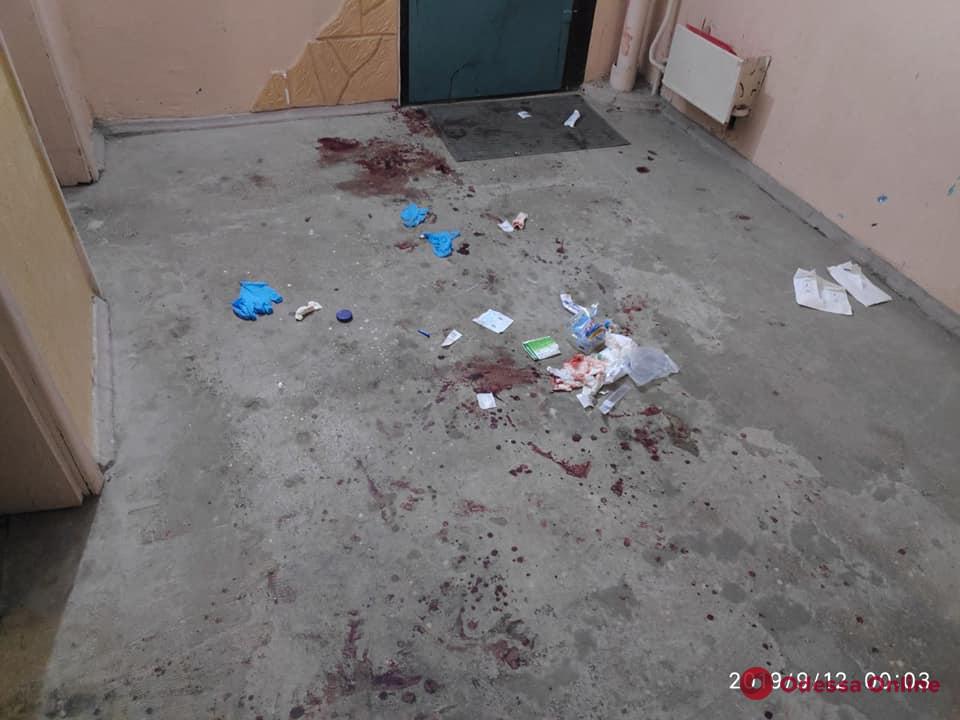 Девять ножевых ранений: под Одессой мужчина изрезал жену в лифте (фото)