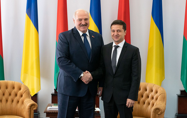 Зеленский и Лукашенко чокнулись и взорвали зал смехом и аплодисментами (видео)