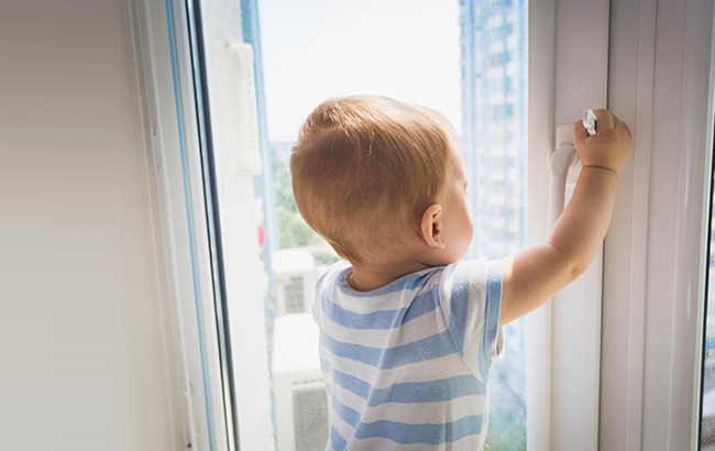 Опасно для жизни: Комаровский рассказал, как уберечь маленьких детей