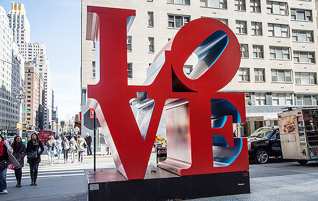 У США помер відомий художник і автор знаменитого знака LOVE