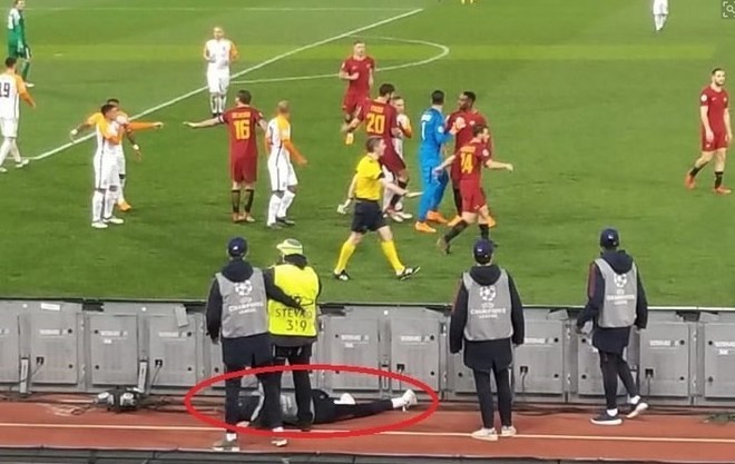 Улетел за рекламный щит: футболист &quot;Шахтера&quot; грубо толкнул парня, подававшего мячи (видео)