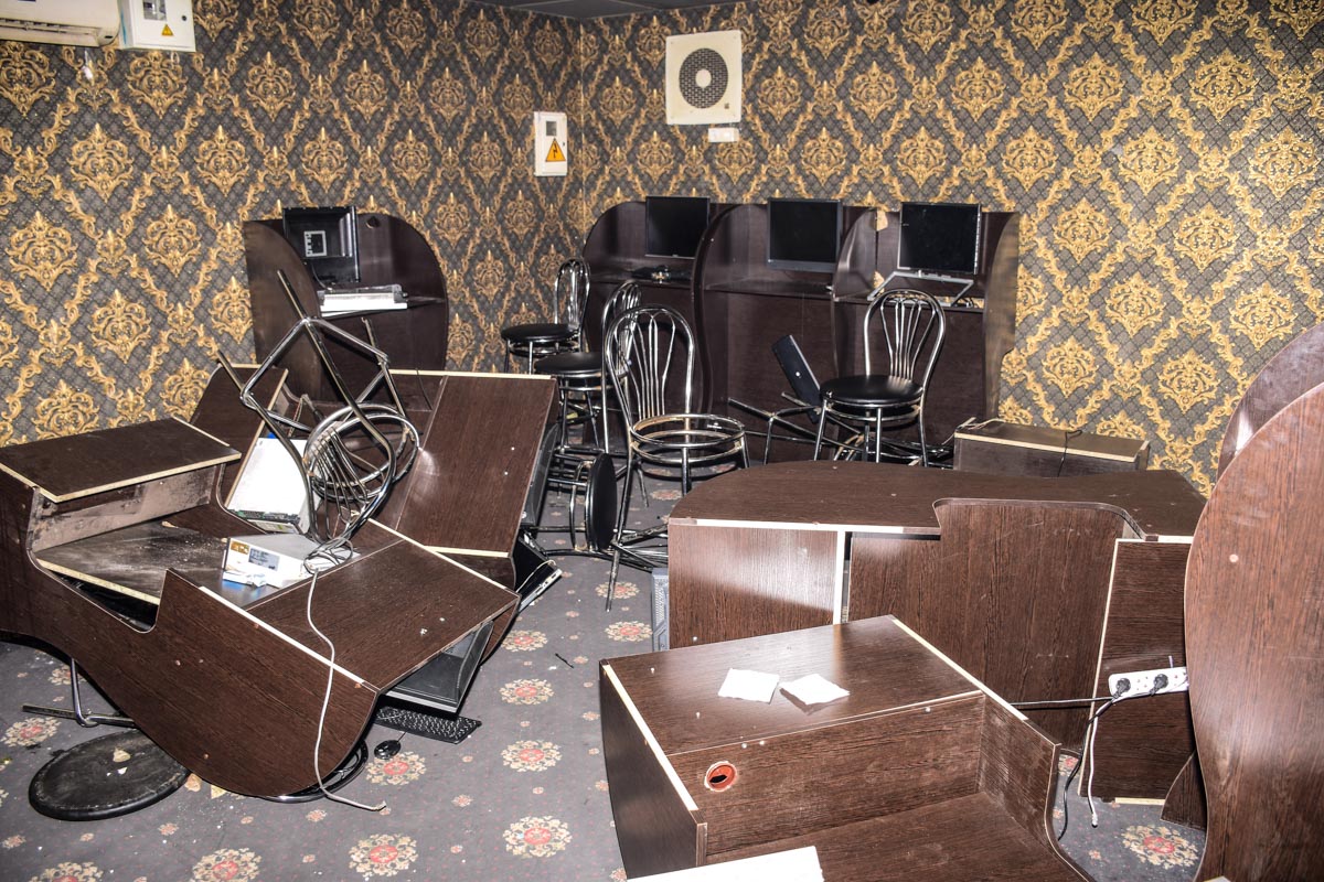 "Громили меблі і забирали гроші": у Києві невідомі з автоматами трощили гральні заклади