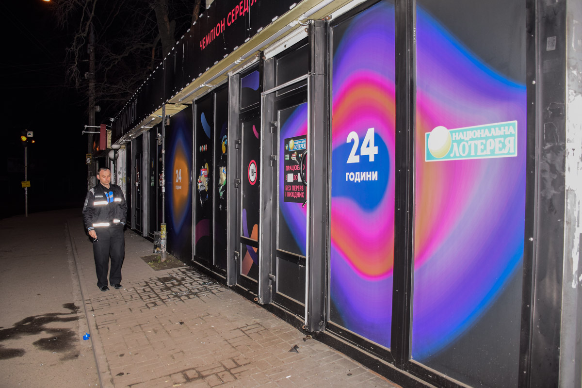 "Громили меблі і забирали гроші": у Києві невідомі з автоматами трощили гральні заклади