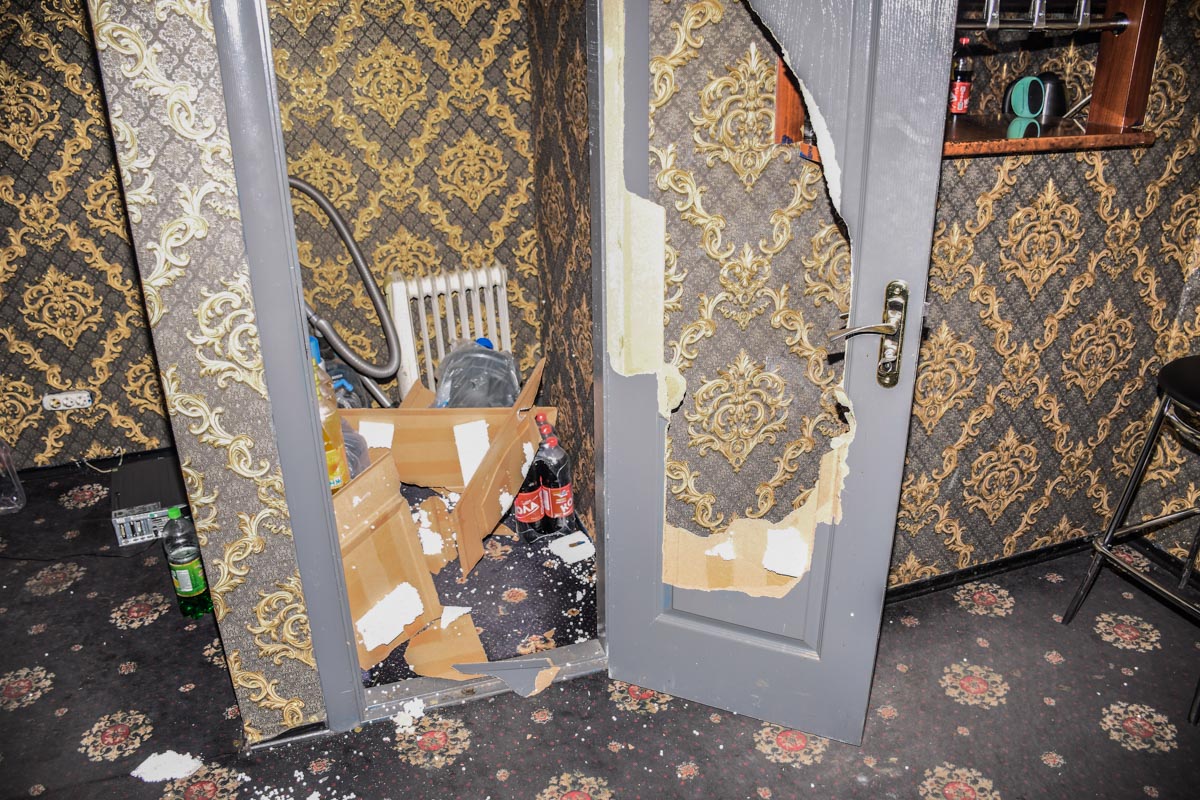 "Громили меблі і забирали гроші": у Києві невідомі з автоматами трощили гральні заклади