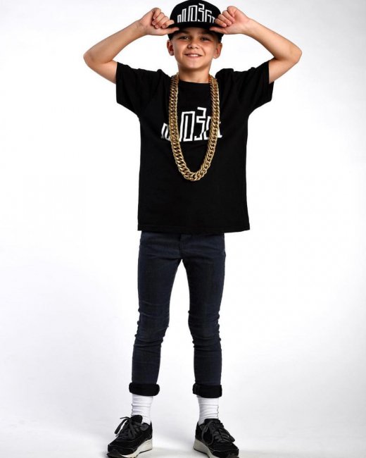 "Носи малий – не знашивай": Потап обдарував шанувальника несподіваним подарунком