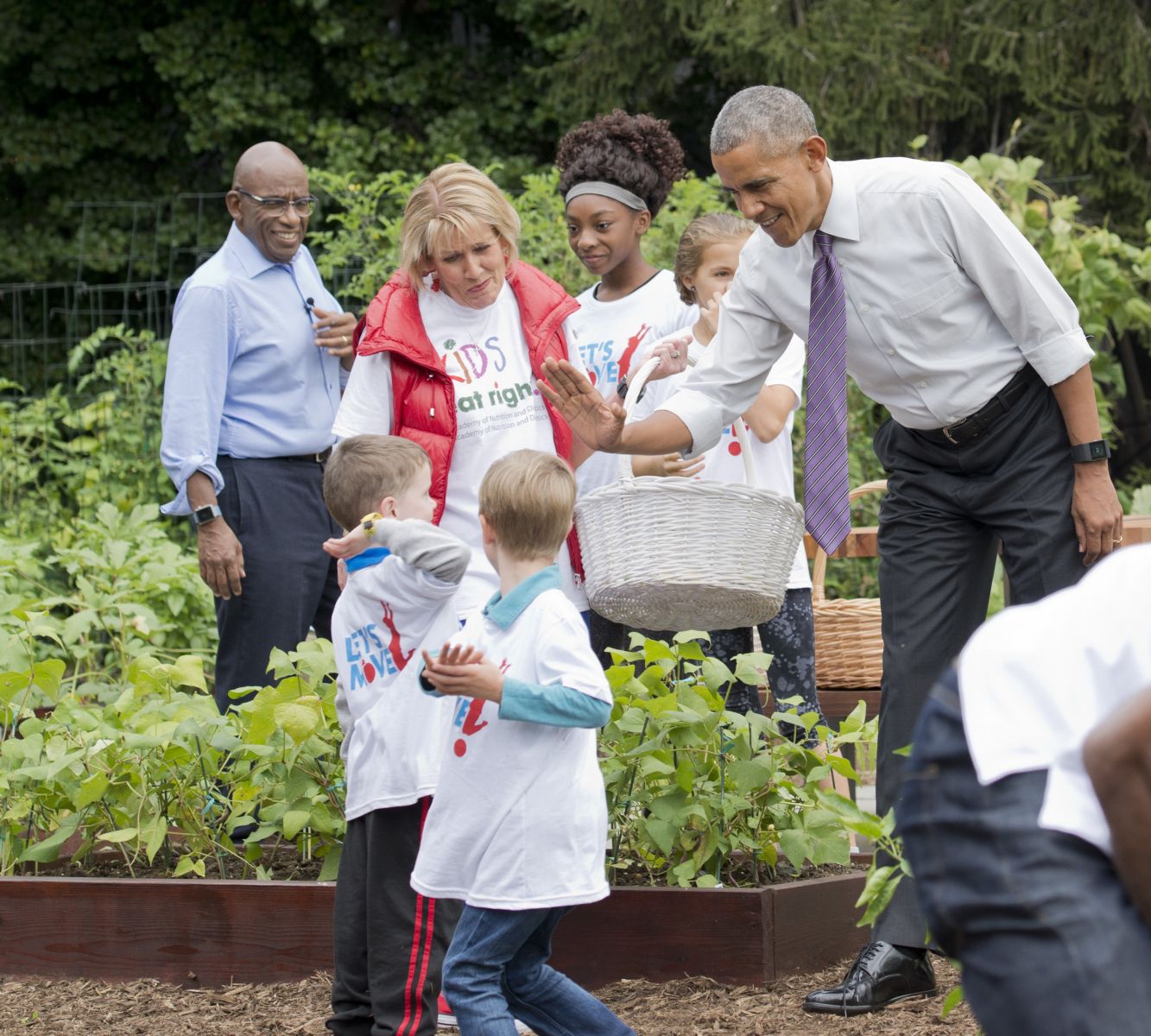 Засучив рукава: Мишель Обама работает в саду Белого дома