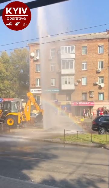 Радугу заказывали? В Киеве красиво прорвало трубу (яркое видео)