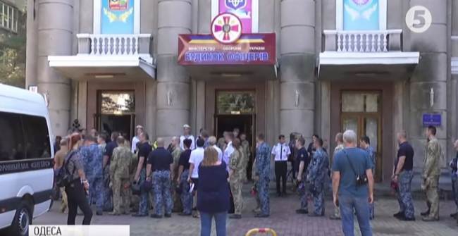 Остались трое детей: в Одессе попрощались с погибшим на Донбассе морпехом "Гансом" (фото, видео)