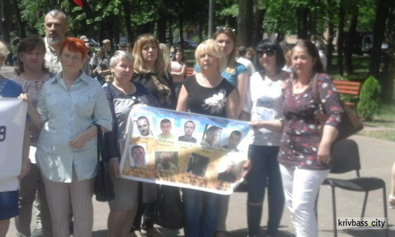 "Стучим во все двери ": мамы пленных бойцов ВСУ устроили митинг (фото, видео)