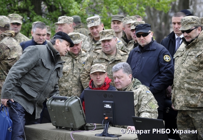 Порошенко передал украинским военным новое отечественное вооружение