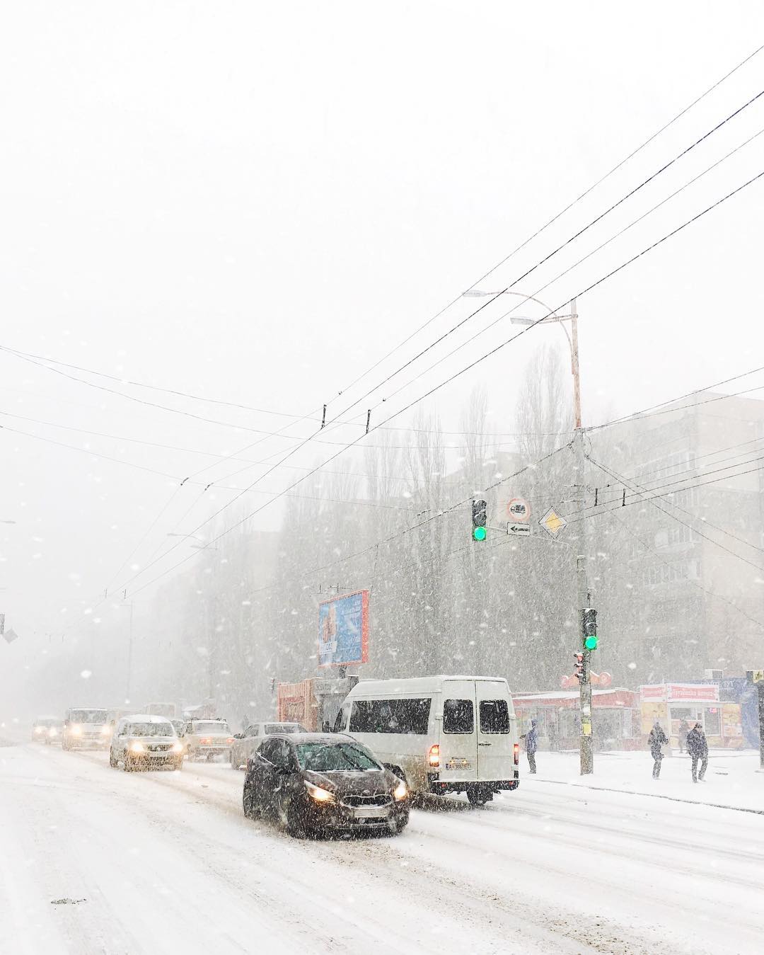 Снігопад в Україні у вражаючих фото і відео з мережі