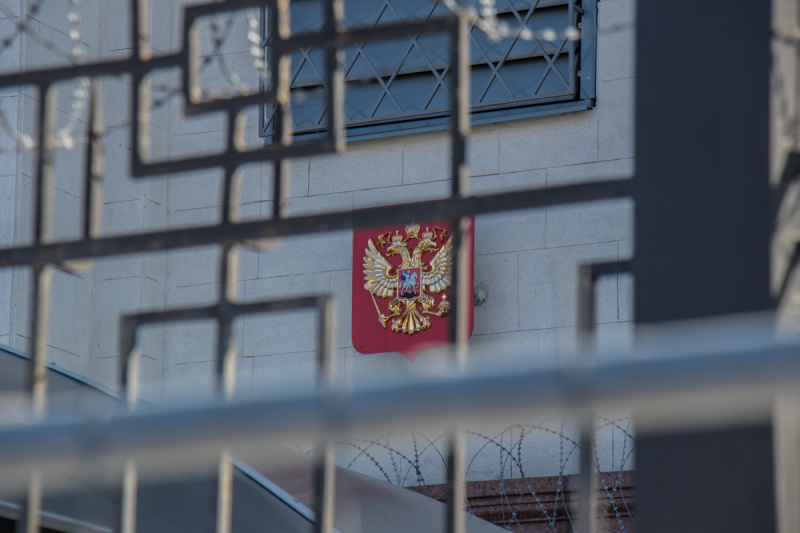 Пожар в Кемерово: в Киеве под посольство России принесли цветы и игрушки (фото)