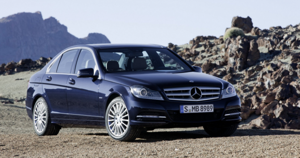 Квартира и Mercedes-Benz: у чиновницы Киевской таможни нашли скрытое имущество