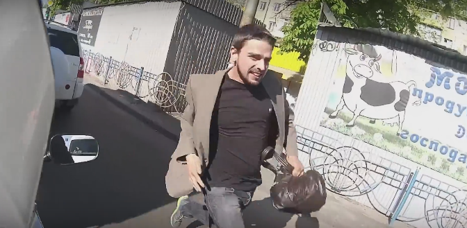 В Киеве байкер догнал вора и вернул женщине украденную сумку