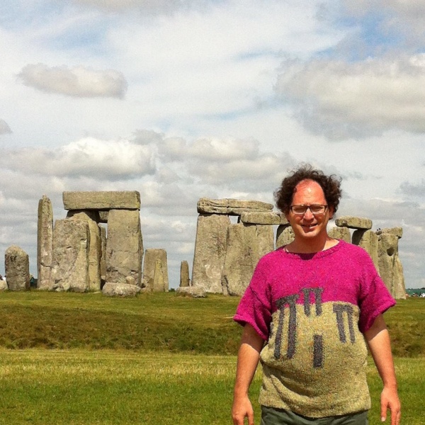 Американец делает фото возле памятников в свитерах с их изображением