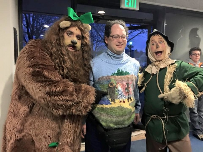 Американец делает фото возле памятников в свитерах с их изображением