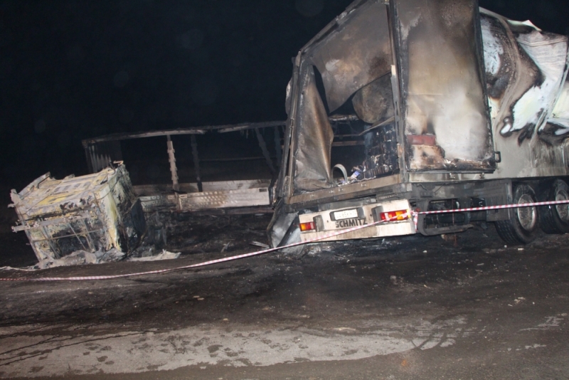 В оккупированном Крыму автомобиль при обгоне фуры попал под грузовик на встречной полосе