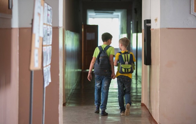 Кусає і душить: у Каневі учень тримає в страху весь клас