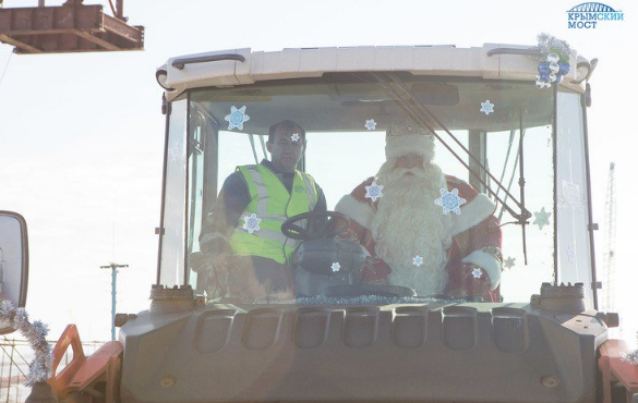 Мишура и показуха: Дед Мороз помогает оккупантам строить Керченский мост (фото)