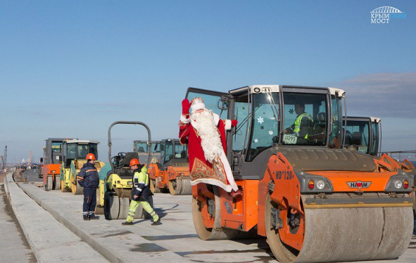 Мишура и показуха: Дед Мороз помогает оккупантам строить Керченский мост (фото)