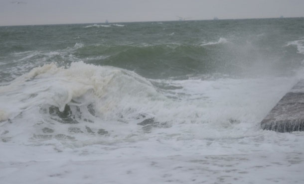 Испорченная погода и море. Если непогода застала в море. Шторм застиг или настиг. Голая н.шторм свежие фото.