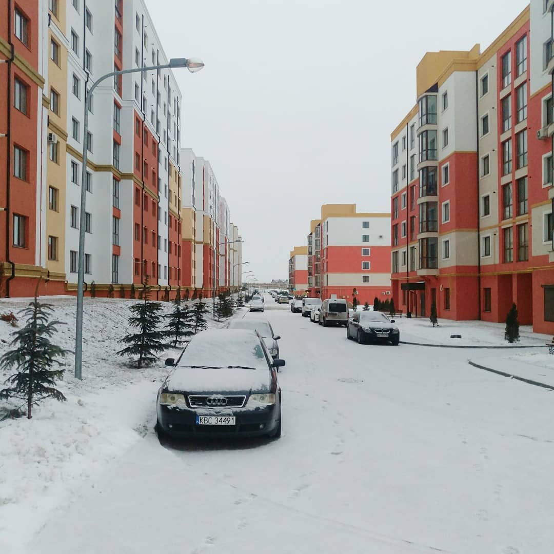 Украина ушла под снег: в сети делятся фото и видео