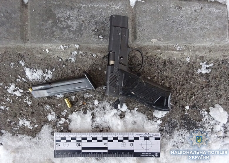 Пристегнул наручниками к батарее: житель Киева незаконно удерживал в своей квартире мужчину (фото)