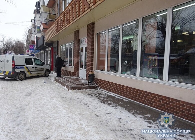 Пристегнул наручниками к батарее: житель Киева незаконно удерживал в своей квартире мужчину (фото)