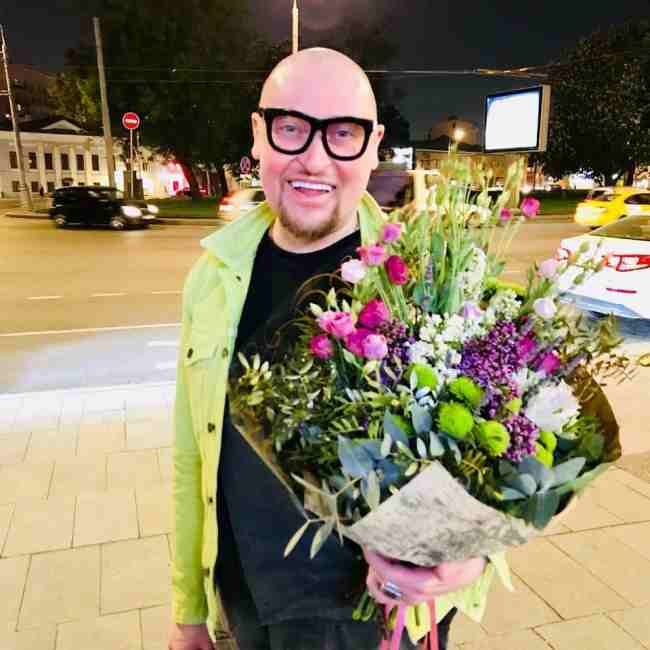 Жил с проституткой и пел за еду: российский певец сделал откровенное признание