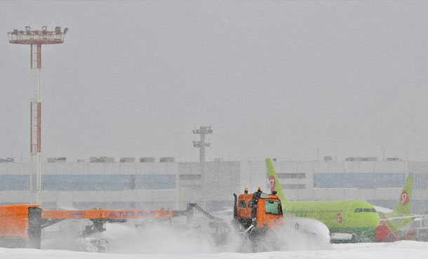 В России самолет застрял в снегу еще на взлете